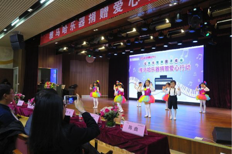 音乐之声暖寒冬 庄闲和游戏乐器捐赠爱心行动走进中国儿童中心艺术宫